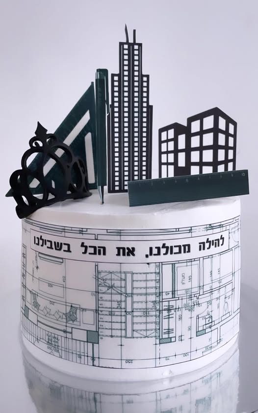 עוגת שוקולד מעוצבת עם בניין ושרטוטים